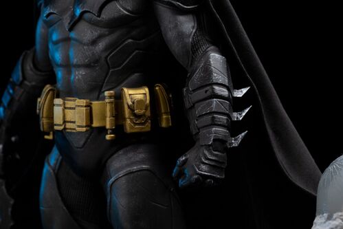 DC Comics: Batman Unleashed Deluxe 1:10 Scale Statue
